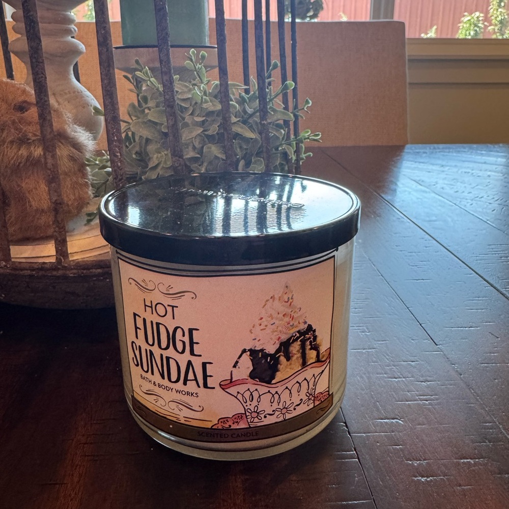 Bath & Body Works Hot Fudge Sundae Candle